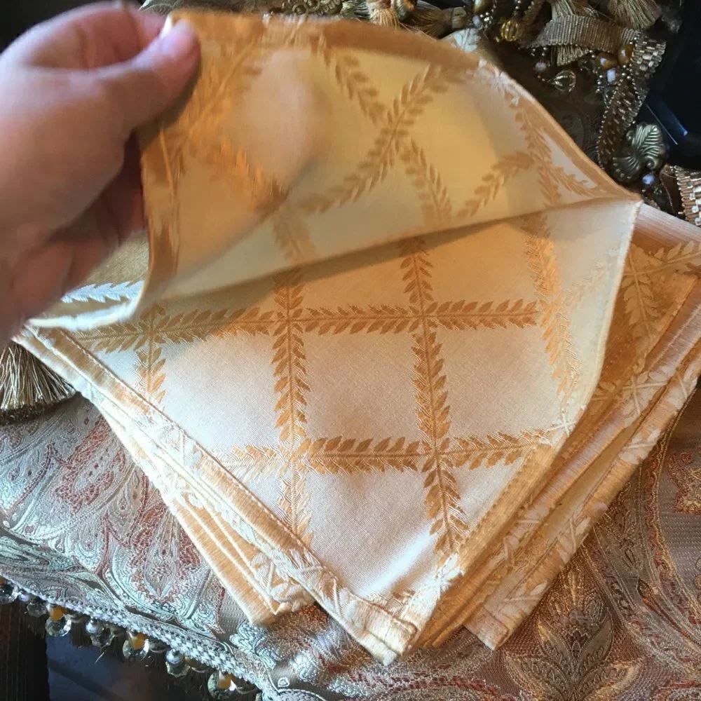 DIAMOND GOLD Dinner Napkins! - Picture 4 of 12